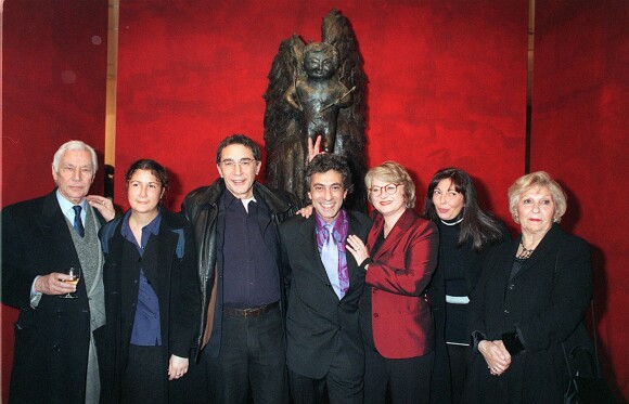 Richard Berry, Philippe Berry et sa soeur Marie avec leurs parents, Coline Berry, Josiane Balasko au vernissage des sculptures de Philippe Berry en 1998.
