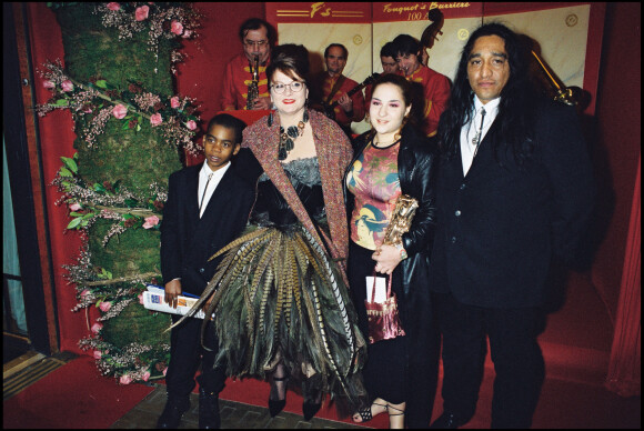 Josiane Balasko et son César d'honneur, avec sa fille Marilou, son fils Rudy et son compagnon George Aguilar en 2000.