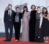 Peter Sarsgaard, Olivia Colman, Dakota Johnson, Maggie Gyllenhaal, Alba Rohrwacher et Talia Kleinhendler assistent à la projection du film en compétition "The Lost Daughter" au 78e Festival International du Film de Venise. Le 3 septembre 2021.
