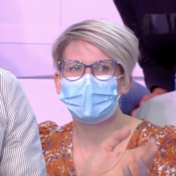 Matthieu Delormeau révèle avoir subi une opération de la paupière à cause d'un problème à l'oeil, sur le plateau de "Touche pas à mon poste" sur C8 le 30 septembre 2021.