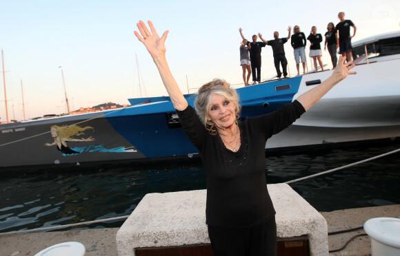Exclusif - Brigitte Bardot pose avec l'équipage de Brigitte Bardot Sea Shepherd, le célèbre trimaran d'intervention de l'organisation écologiste, sur le port de Saint-Tropez, le 26 septembre 2014 e