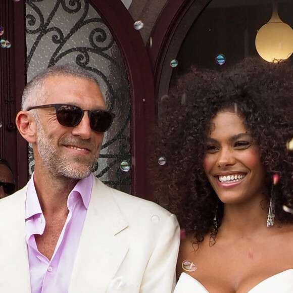 Sortie des mariés lors du Mariage civil de Vincent Cassel et Tina Kunakey à la mairie de Bidart au pays basque le 24 août 2018. © Patrick Bernard / Guillaume Collet / Bestimage 