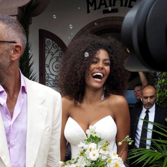 Sortie des mariés lors du Mariage civil de Vincent Cassel et Tina Kunakey à la mairie de Bidart au pays basque le 24 août 2018. © Patrick Bernard / Guillaume Collet / Bestimage 