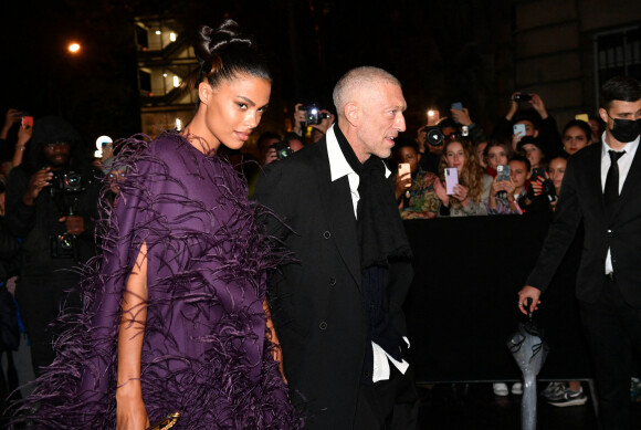 Tina Kunakey et Vincent Cassel au défilé de mode Valentino lors de la la Fashion Week printemps/été 2022 au Carreau du Temple à Paris, France, le 1er octobre 2021. © Veeren Ramsamy-Christophe Clovis/Bestimage