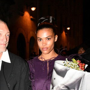 Tina Kunakey et Vincent Cassel au défilé de mode Valentino lors de la la Fashion Week printemps/été 2022 au Carreau du Temple à Paris, France, le 1er octobre 2021. © Veeren Ramsamy-Christophe Clovis/Bestimage