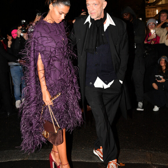 Tina Kunakey et Vincent Cassel au défilé de mode Valentino lors de la la Fashion Week printemps/été 2022 au Carreau du Temple à Paris, France, le 1er octobre 2021. © Veeren Ramsamy-Christophe Clovis/Bestimage
