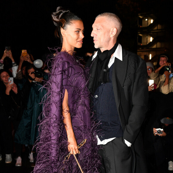 Tina Kunakey et Vincent Cassel au défilé de mode Valentino lors de la la Fashion Week printemps/été 2022 au Carreau du Temple à Paris, France, le 1er octobre 2021. © Veeren Ramsamy-Christophe Clovis/Bestimage