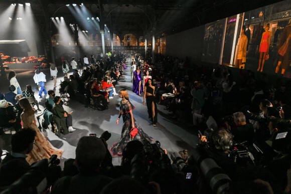 Défilé de mode Valentino lors de la la Fashion Week printemps/été 2022 au Carreau du Temple à Paris, France, le 1er octobre 2021.