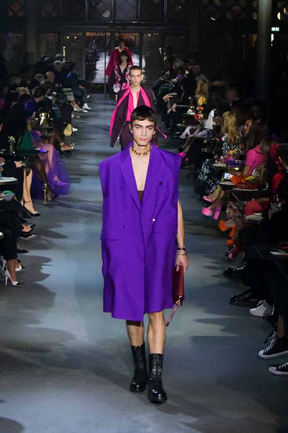 Défilé de mode Valentino lors de la la Fashion Week printemps/été 2022 au Carreau du Temple à Paris, France, le 1er octobre 2021.