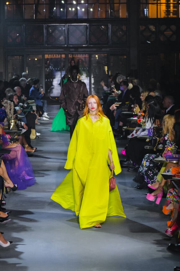 Défilé de mode Valentino lors de la la Fashion Week printemps/été 2022 au Carreau du Temple à Paris, France, le 1er octobre 2021.