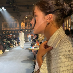 Adele Exarchopoulos photographiée par Tina Kunakey au défilé Valentino, collection prêt-à-porter printemps-été 2022. Paris, le 1er octobre 2021.