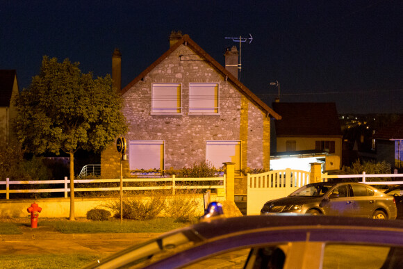 Exclusif - La police judiciaire fouille la maison située à l'adresse du passeport utilisé par Xavier Dupont de Ligonnès lors de son arrestation à Glasgow à Limay. Le 11 octobre 2019.