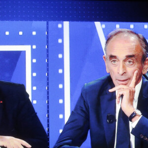 Débat télévisé entre le leader du mouvement de gauche français La France Insoumise (LFI) et candidat à l'élection présidentielle Jean-Luc Mélenchon et le journaliste d'extrême droite français Eric Zemmour, dans les studios de la chaîne française d'information en continu BFMTV, à Paris, France, le 23 septembre 2021. © Stéphane Lemouton / Bestimage