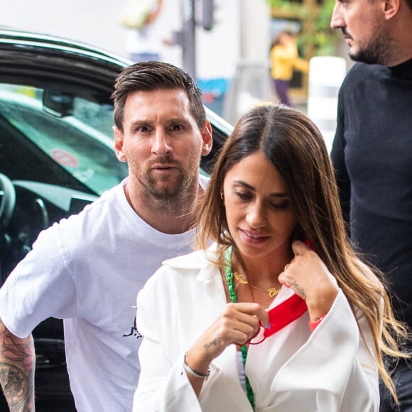 Exclusif - Antonella Roccuzzo et son mari Lionel Leo Messi à Paris.