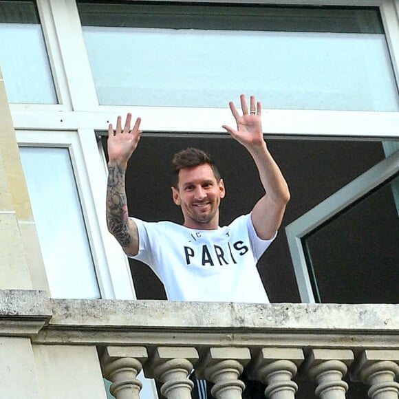 Lionel Leo Messi, sa femme Antonella Roccuzzo et leurs enfants Thiago et Mateo saluent les nombreux fans du PSG sur la terrasse de leur balcon à l'hôtel Royal Monceau à Parisle 10 août 2021. Lionel Leo Messi est officiellement un joueur du PSG... © Pierre Perusseau/Bestimage