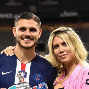 Mauro Icardi ( 18 - PSG ) et sa femme Wanda Nara - Le Paris Saint Germain remporte la Coupe de France face à l'AS Saint Etienne au Stade de France à Saint-Denis le 24 juillet 2020. © Federico Pestellini/Panoramic/Bestimage