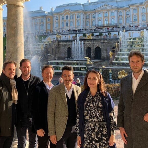 Stéphane Bern en Russie avec son compagnon Tori Bailleres, Xavier Bettel (Premier ministre luxembourgeois) et son mari Gautier Destenay (à gauche) le prince Leka d'Albanie et sa femme, la princesse Elia Zaharia d'Albanie (à droite).