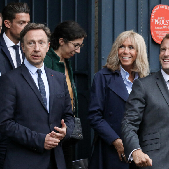 Stéphane Bern, Brigitte Macron, le président Emmanuel Macron lors d'une rencontre avec les habitants de Illiers-Combray en Eure-et-Loir après la visite du Musée Marcel Proust - Maison de Tante Léonie © Stéphane Lemouton / Bestimage 