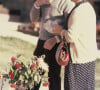 Monique et Albert Villemin (parents de Jean-Marie) se recueillent sur la tombe de leur petit-fils Grégory, le 17 octobre 1985.