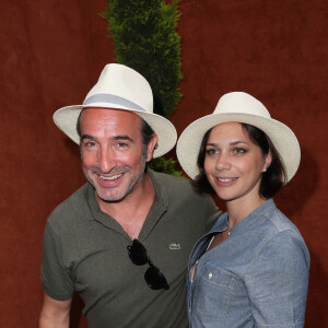 Jean Dujardin et sa femme Nathalie Péchalat au village lors des internationaux de tennis de Roland Garros à Paris, le 10 juin 2018. © Moreau-Jacovides/Bestimage 