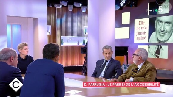 Dominique Farrugia et Nicolas Sarkozy sur le plateau de "C à Vous", le 5 octobre 2021.