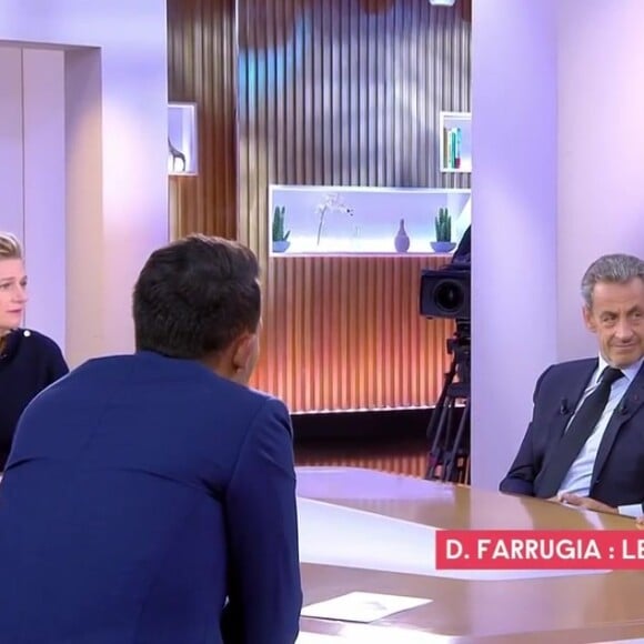 Dominique Farrugia et Nicolas Sarkozy sur le plateau de "C à Vous", le 5 octobre 2021.