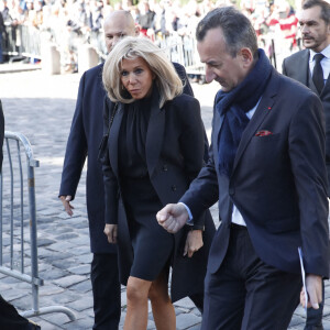 Brigitte Macron et José Pietroboni, chef du protocole - Arrivées à la messe funéraire en hommage à Bernard Tapie en l'église Saint-Germain-des-Prés à Paris. Le 6 octobre 2021 © Jacovides-Moreau / Bestimage  