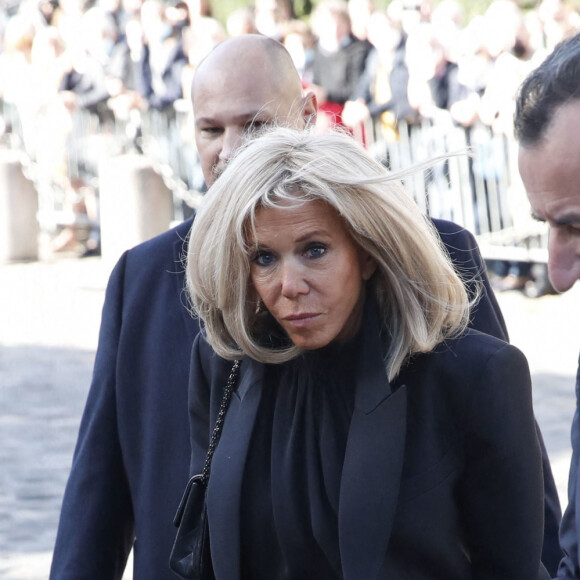 Brigitte Macron et José Pietroboni, chef du protocole - Arrivées à la messe funéraire en hommage à Bernard Tapie en l'église Saint-Germain-des-Prés à Paris. Le 6 octobre 2021 © Jacovides-Moreau / Bestimage  