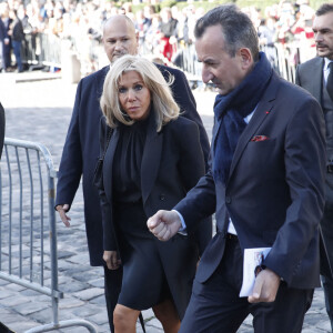 Brigitte Macron et José Pietroboni, chef du protocole - Arrivées à la messe funéraire en hommage à Bernard Tapie en l'église Saint-Germain-des-Prés à Paris © Jacovides-Moreau / Bestimage