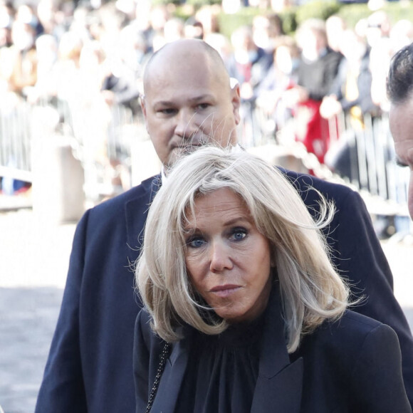 Brigitte Macron et José Pietroboni, chef du protocole - Arrivées à la messe funéraire en hommage à Bernard Tapie en l'église Saint-Germain-des-Prés à Paris © Jacovides-Moreau / Bestimage