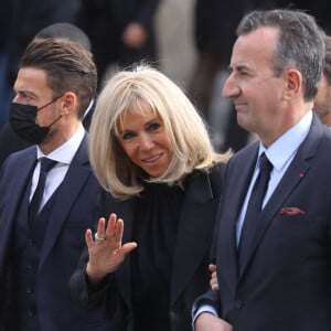 Brigitte Macron et José Pietroboni, chef du protocole - Sorties de la messe funéraire en hommage à Bernard Tapie en l'église Saint-Germain-des-Prés à Paris. Le 6 octobre 2021 © Jacovides-Moreau / Bestimage