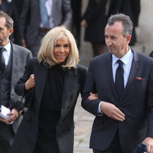 Brigitte Macron et José Pietroboni, chef du protocole - Sorties de la messe funéraire en hommage à Bernard Tapie en l'église Saint-Germain-des-Prés à Paris. Le 6 octobre 2021 © Jacovides-Moreau / Bestimage