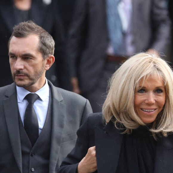 Brigitte Macron et José Pietroboni, chef du protocole - Sorties de la messe funéraire en hommage à Bernard Tapie en l'église Saint-Germain-des-Prés à Paris. Le 6 octobre 2021 © Jacovides-Moreau / Bestimage