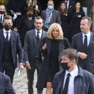 Brigitte Macron et José Pietroboni, chef du protocole - Sorties de la messe funéraire en hommage à Bernard Tapie en l'église Saint-Germain-des-Prés à Paris. Le 6 octobre 2021 © Jacovides-Moreau / Bestimage