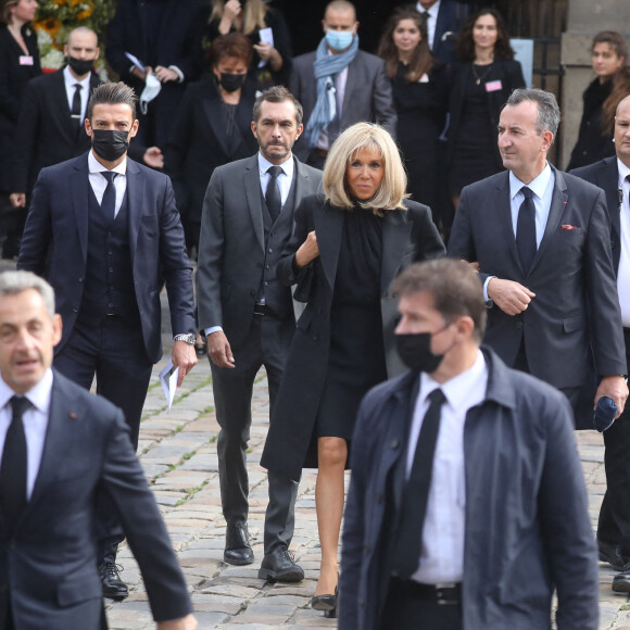 Brigitte Macron et José Pietroboni, chef du protocole - Sorties de la messe funéraire en hommage à Bernard Tapie en l'église Saint-Germain-des-Prés à Paris. Le 6 octobre 2021 © Jacovides-Moreau / Bestimage