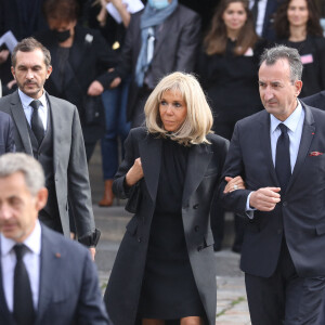 Brigitte Macron et José Pietroboni, chef du protocole - Sorties de la messe funéraire en hommage à Bernard Tapie en l'église Saint-Germain-des-Prés à Paris. Le 6 octobre 2021 © Jacovides-Moreau / Bestimage