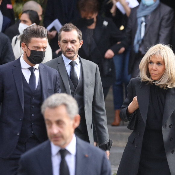 Brigitte Macron et José Pietroboni, chef du protocole - Sorties de la messe funéraire en hommage à Bernard Tapie en l'église Saint-Germain-des-Prés à Paris. Le 6 octobre 2021 © Jacovides-Moreau / Bestimage