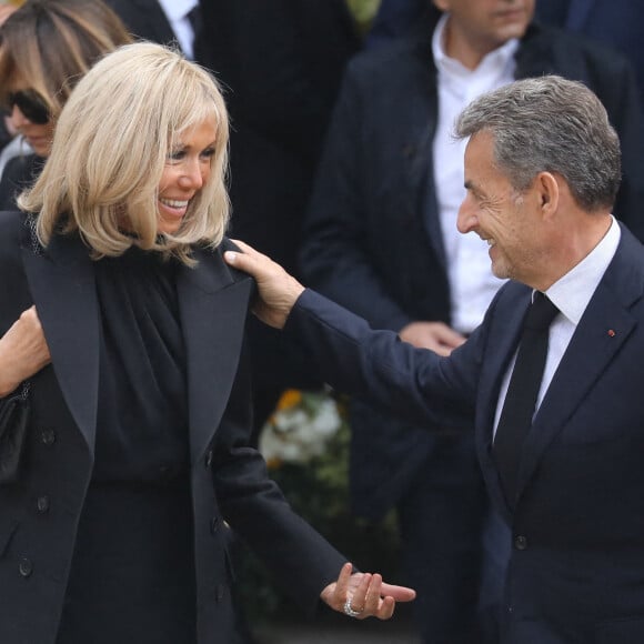 Brigitte Macron et Nicolas Sarkozy - Sorties de la messe funéraire en hommage à Bernard Tapie en l'église Saint-Germain-des-Prés à Paris. Le 6 octobre 2021 © Jacovides-Moreau / Bestimage