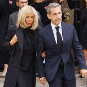 Brigitte Macron et Nicolas Sarkozy - Sorties de la messe funéraire en hommage à Bernard Tapie en l'église Saint-Germain-des-Prés à Paris. Le 6 octobre 2021 © Jacovides-Moreau / Bestimage