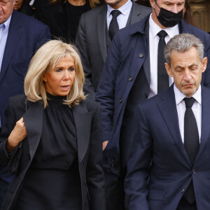 Brigitte Macron et Nicolas Sarkozy - Sorties de la messe funéraire en hommage à Bernard Tapie en l'église Saint-Germain-des-Prés à Paris. Le 6 octobre 2021 © Jacovides-Moreau / Bestimage