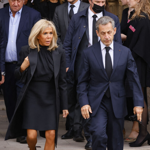 Brigitte Macron et Nicolas Sarkozy - Sorties de la messe funéraire en hommage à Bernard Tapie en l'église Saint-Germain-des-Prés à Paris. Le 6 octobre 2021 © Jacovides-Moreau / Bestimage