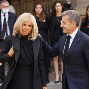 Brigitte Macron et Nicolas Sarkozy - Sorties de la messe funéraire en hommage à Bernard Tapie en l'église Saint-Germain-des-Prés à Paris. Le 6 octobre 2021 © Jacovides-Moreau / Bestimage