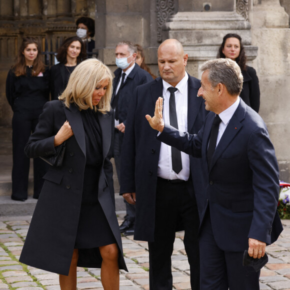 Brigitte Macron et Nicolas Sarkozy - Sorties de la messe funéraire en hommage à Bernard Tapie en l'église Saint-Germain-des-Prés à Paris. Le 6 octobre 2021 © Jacovides-Moreau / Bestimage