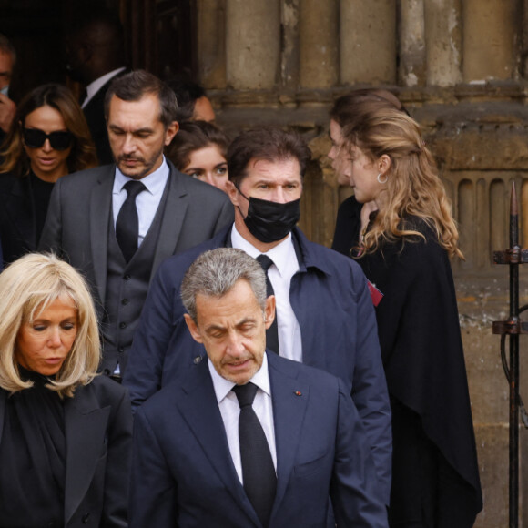 Brigitte Macron et Nicolas Sarkozy - Sorties de la messe funéraire en hommage à Bernard Tapie en l'église Saint-Germain-des-Prés à Paris. Le 6 octobre 2021 © Jacovides-Moreau / Bestimage