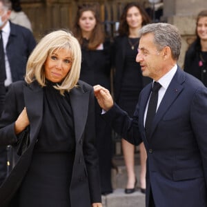 Brigitte Macron et Nicolas Sarkozy - Sorties de la messe funéraire en hommage à Bernard Tapie en l'église Saint-Germain-des-Prés à Paris. Le 6 octobre 2021 © Jacovides-Moreau / Bestimage