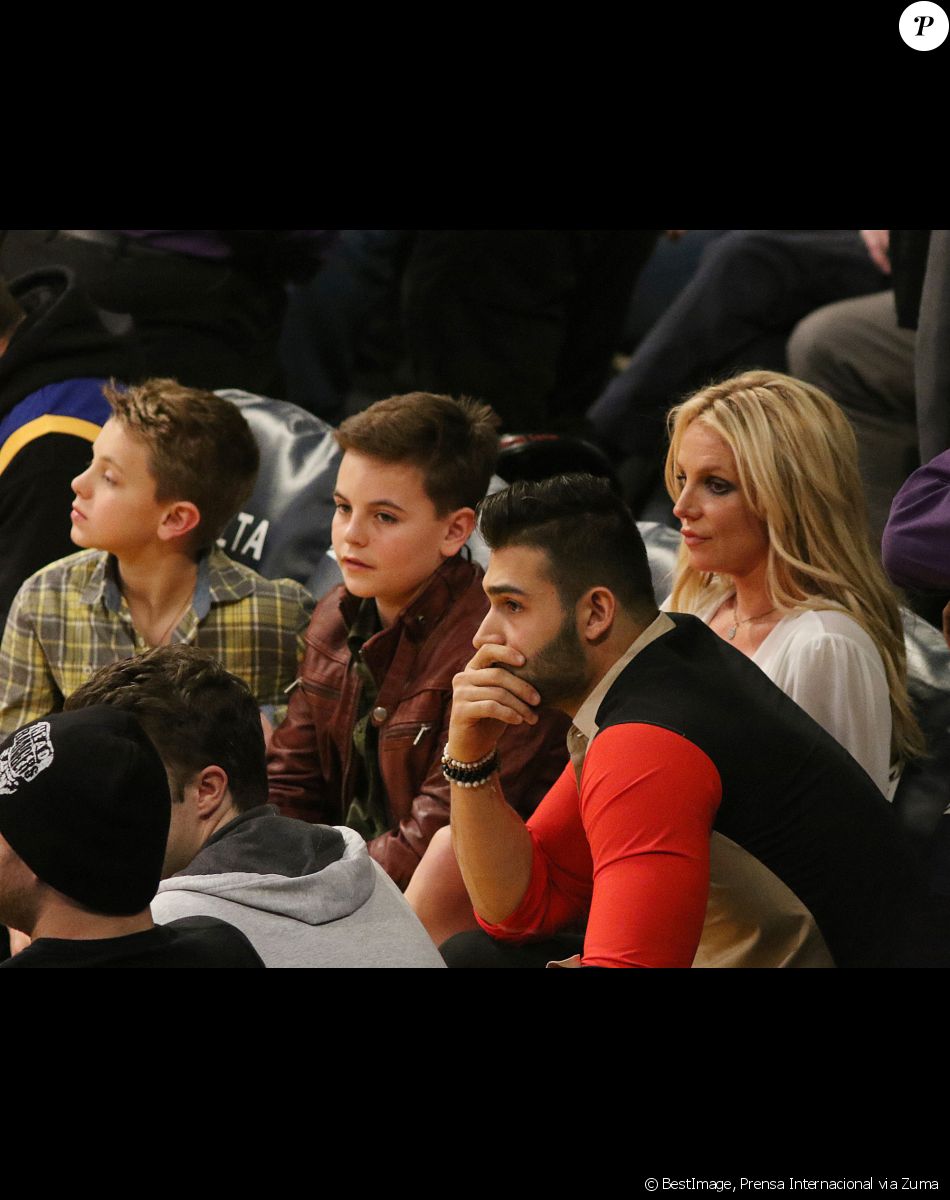 Britney Spears et son compagnon Sam Asghari sont allés assister à un match des Lakers à Los Angeles. Les enfants de Britney, Sean et Jayden James Federline, sont de la partie ! Le 29 novembre 2017. © Prensa Internacional via Zuma/Bestimage