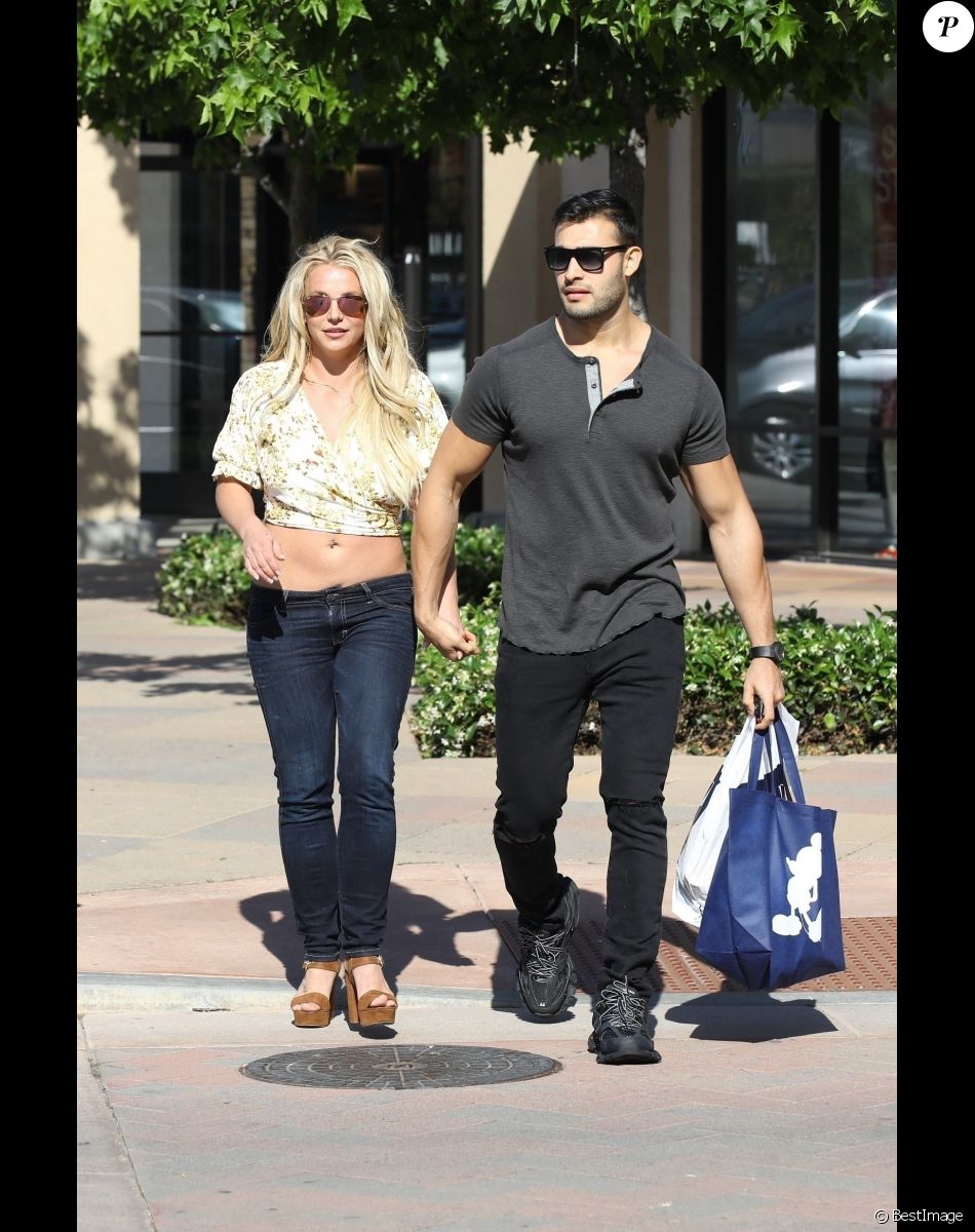 Britney Spears, souriante et rayonnante, se balade main dans la main avec son compagnon Sam Asghari à Camarillo en Californie, le 17 mai 2019.
