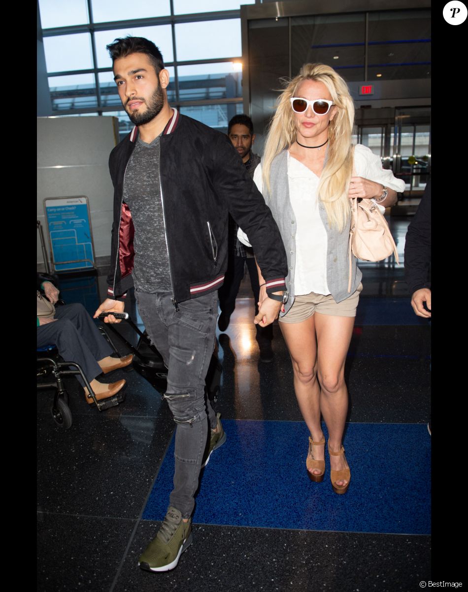 Britney Spears et son compagnon Sam Asghari arrivent à l'aéroport de New York (JFK) le 13 mai 2018.