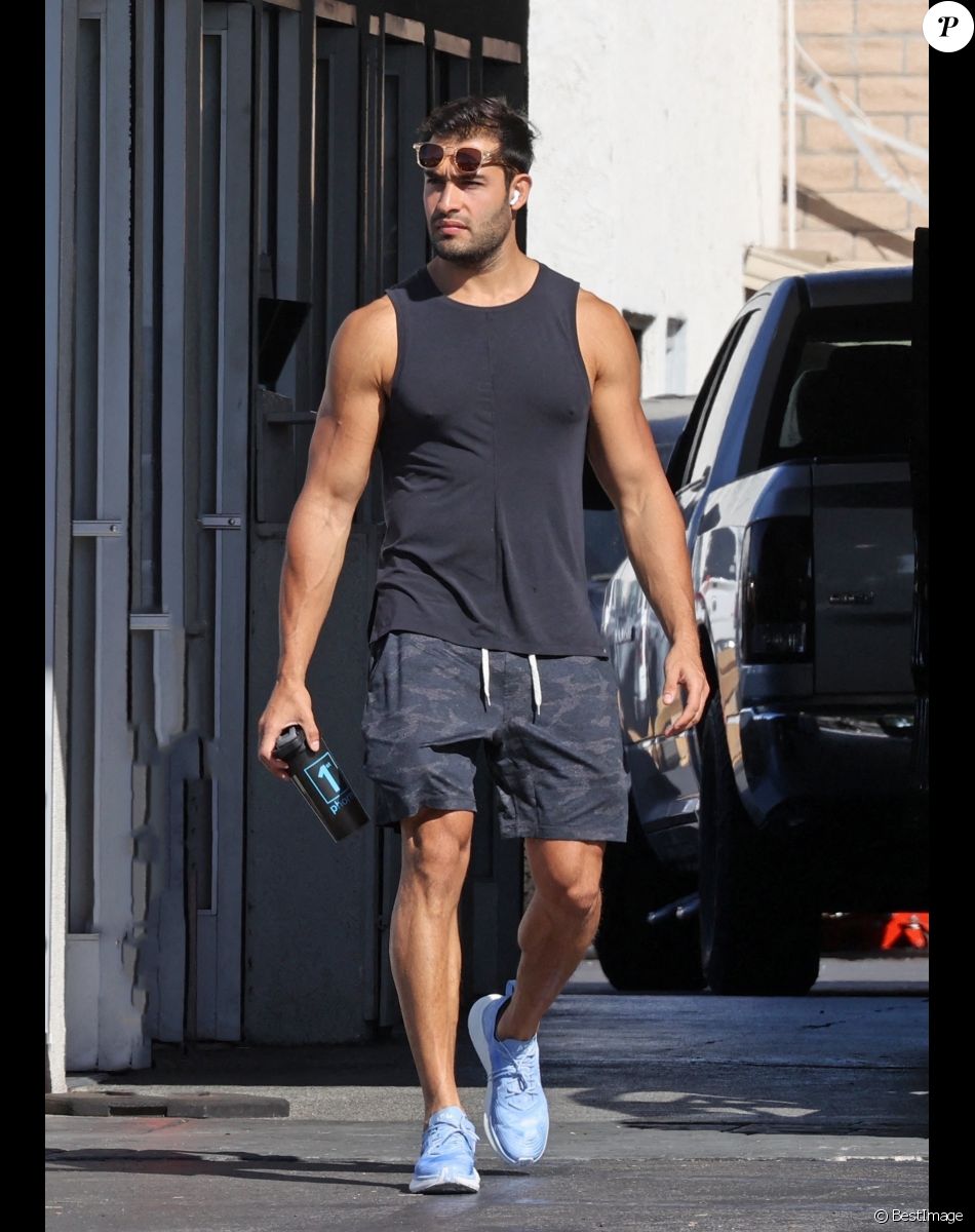 Le fiancé de Britney Spears, Sam Asghari, laisse son 4x4 chez le garagiste dans le quartier de Westlake à Los Angeles, le 21 juillet 2021