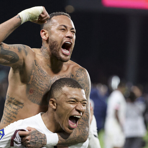 Mbappé Kylian 7 et Neymar jr Da Silva 10, joie - Match de football en ligue 1 Uber Eats : PSG (Paris Saint-Germain) remporte la victoire 2-1 contre Metz le 22 septembre 2021. © Elyxandro Cegarra/Panoramic/Bestimage